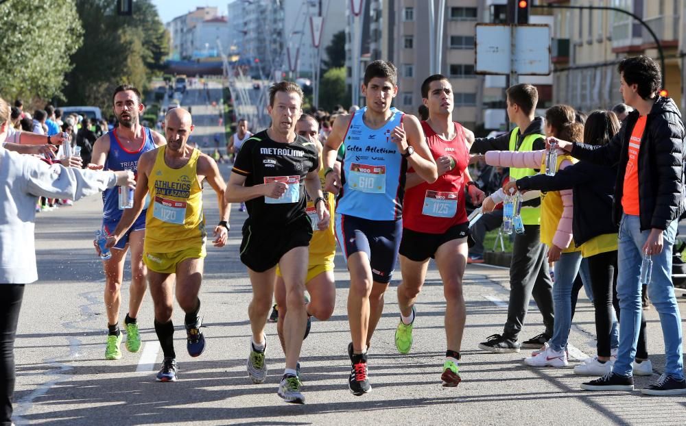 Más de 3.500 personas participan esta mañana la Carrera Vigo Contra el Cáncer.