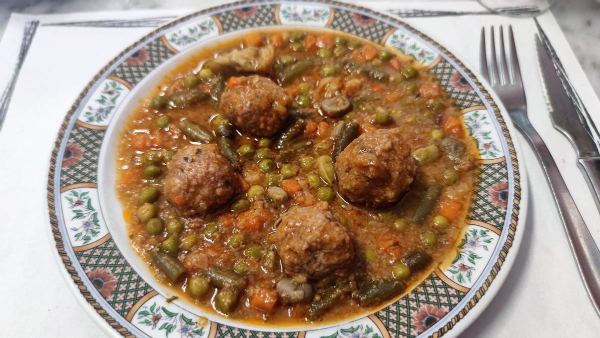 Albóndigas a la jardinera del menú del día del Bar-Restaurante Vilarrubias.