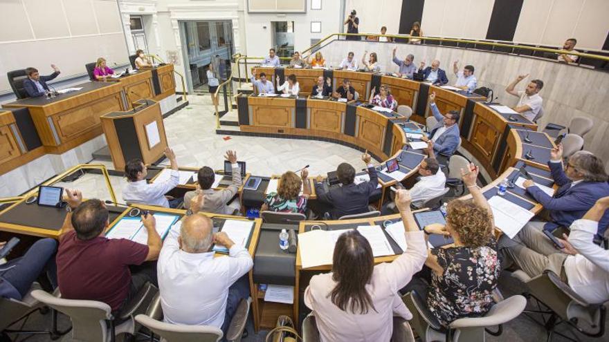 Una de las votaciones durante el pleno que celebró el miércoles la Diputación de Alicante