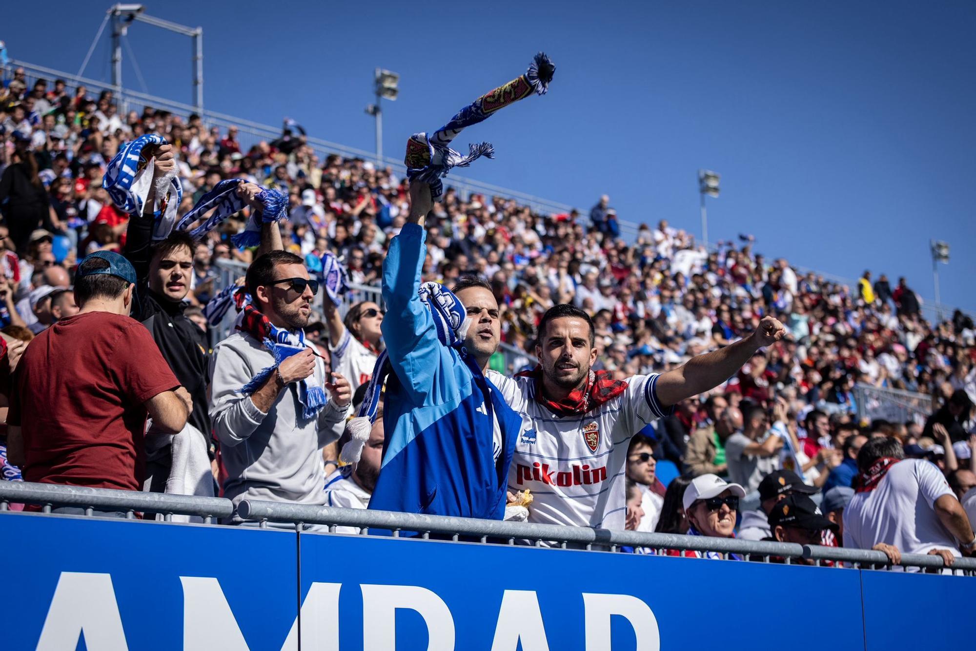 En imágenes | El Real Zaragoza buscar rendir tributo a las fiestas del Pilar en el Ibercaja Estadio