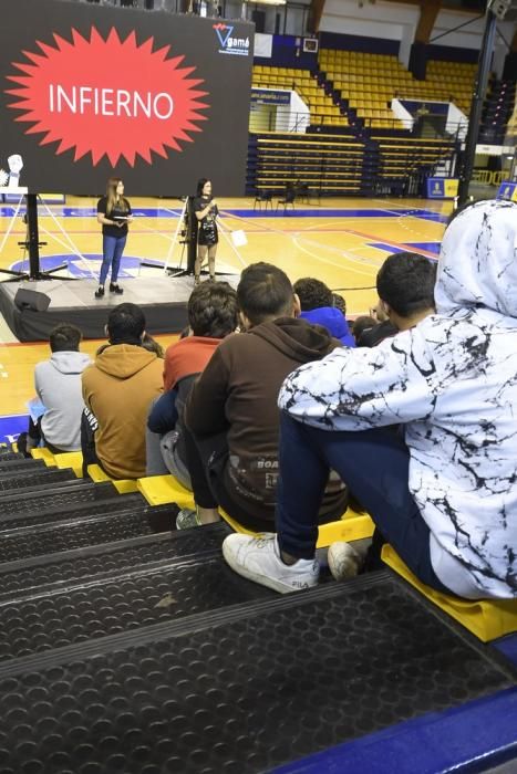 La diputada Carla Antonelli, con estudiantes de Secundaria en el Centro Insular de Deportes