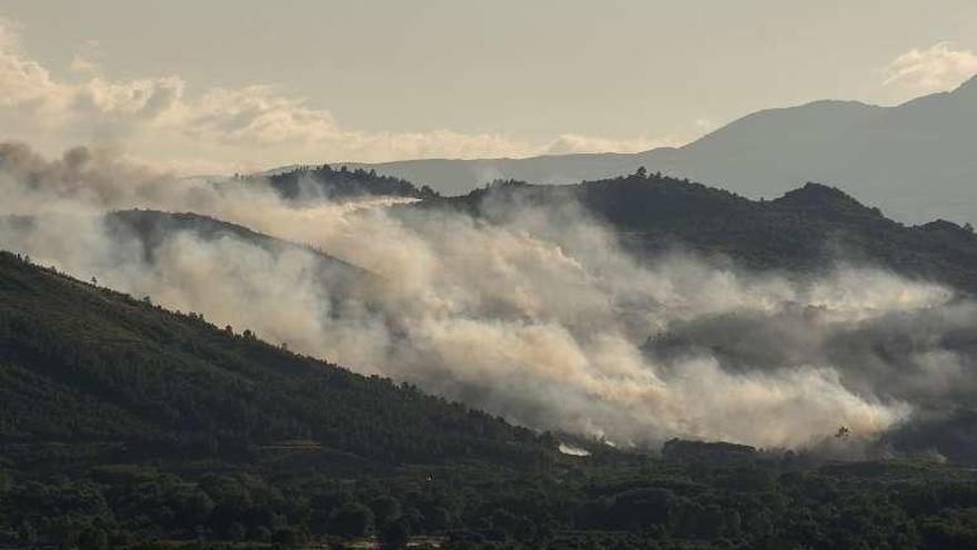 Incendio registrado ayer en Monterrei (Ourense).