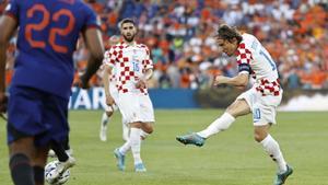 Rotterdam (Netherlands), 14/06/2023.- Luka Modric (R) of Croatia in action during the UEFA Nations League semi final soccer match between the Netherlands and Croatia at Feyenoord Stadion de Kuip in Rotterdam, Netherlands, 14 June 2023. (Croacia, Países Bajos; Holanda) EFE/EPA/MAURICE VAN STEEN