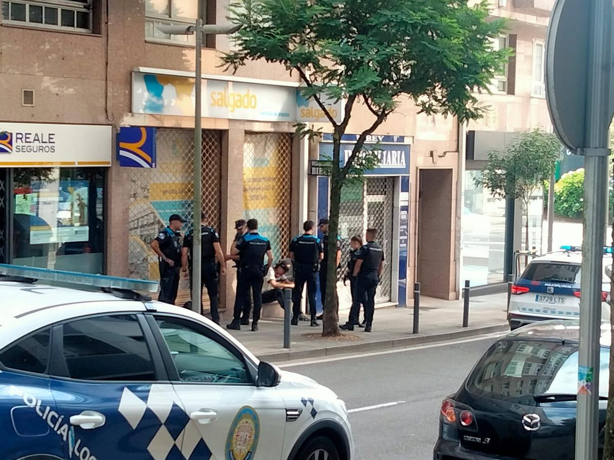 Efectivos de la Policía Nacional, este sábado, en las inmediaciones del pub Stilo
