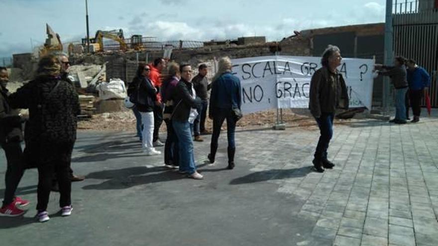 La concentració, ahir, davant la zona on les retroexcavadores estan retirant la roca.