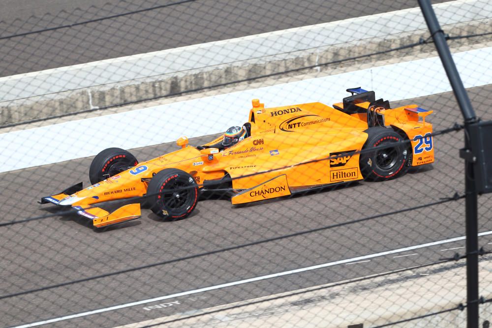 Fernando Alonso prueba su coche de la Indy Car