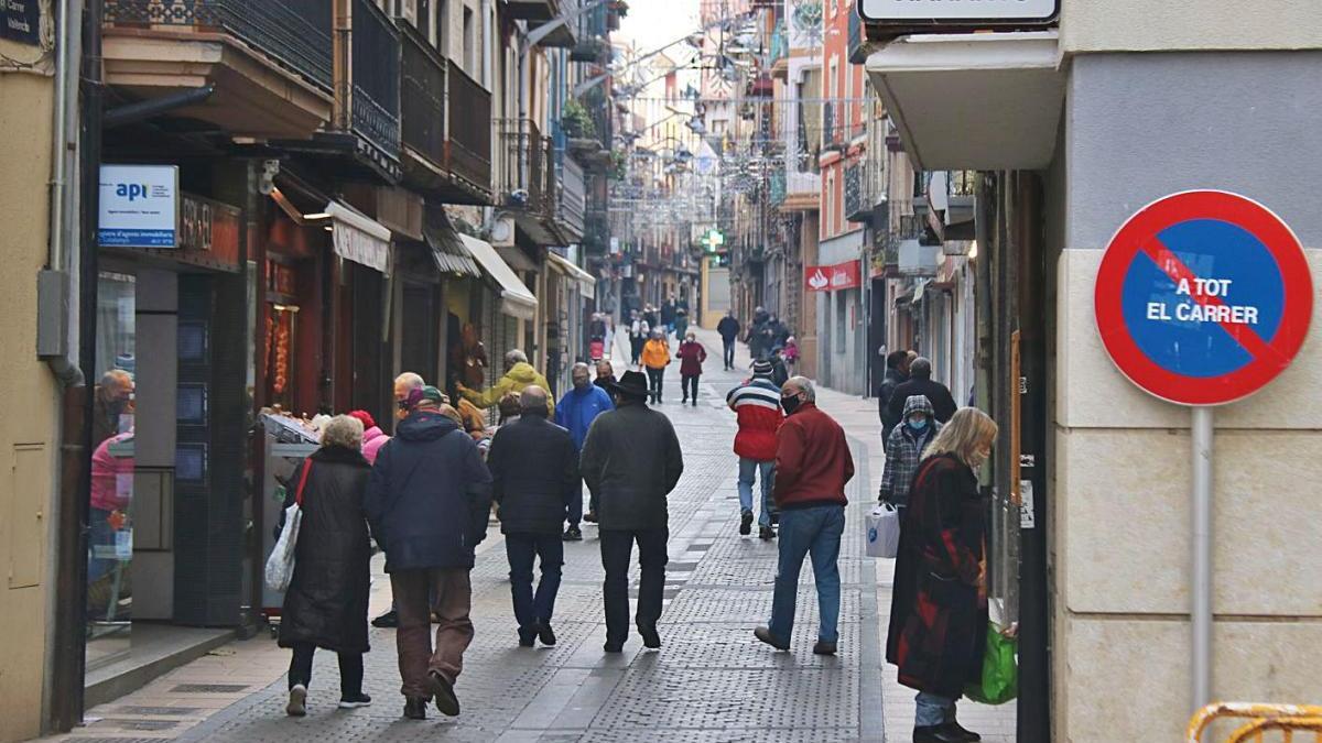 Gent passejant pel carrer València de Camprodon ahir al matí.