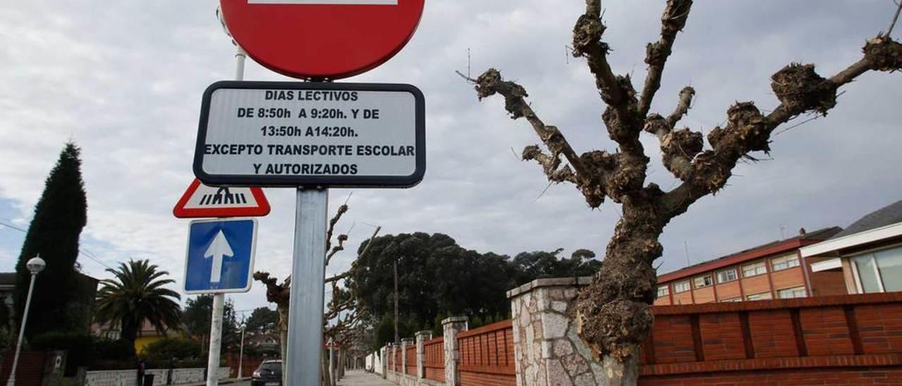 Señal que informa sobre los horarios de cierre de la calle.