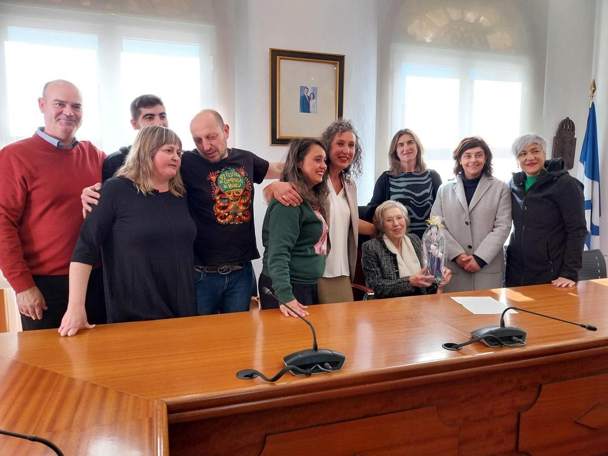 La fundadora de Casa Solla, Amelia González, posa al final del acto con su hija, representantes del Concello de Bueu y de la hostelería local.