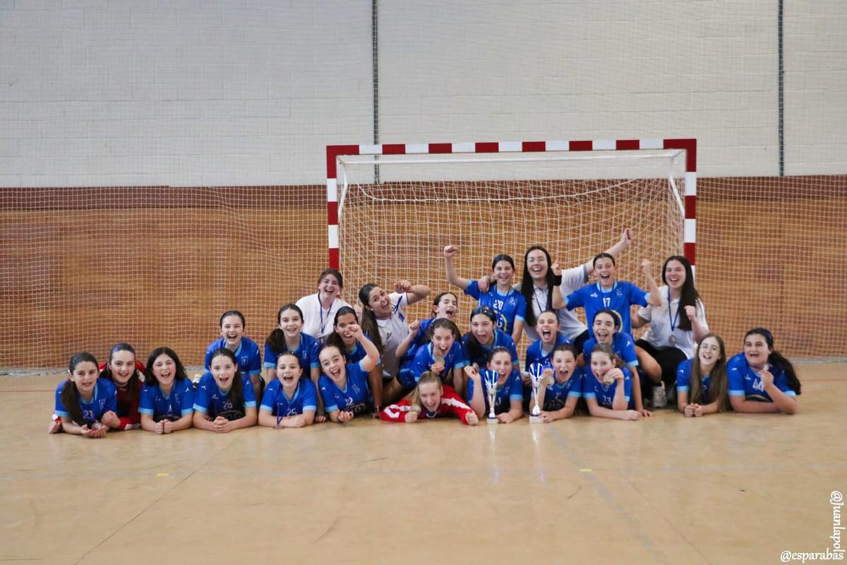Los dos conjuntos alevines del Siero alevín posan juntos tras el campeonato.