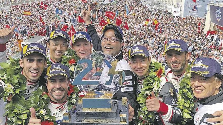 Alonso y sus compañeros de equipo posan con el trofeo. // @alo_oficial