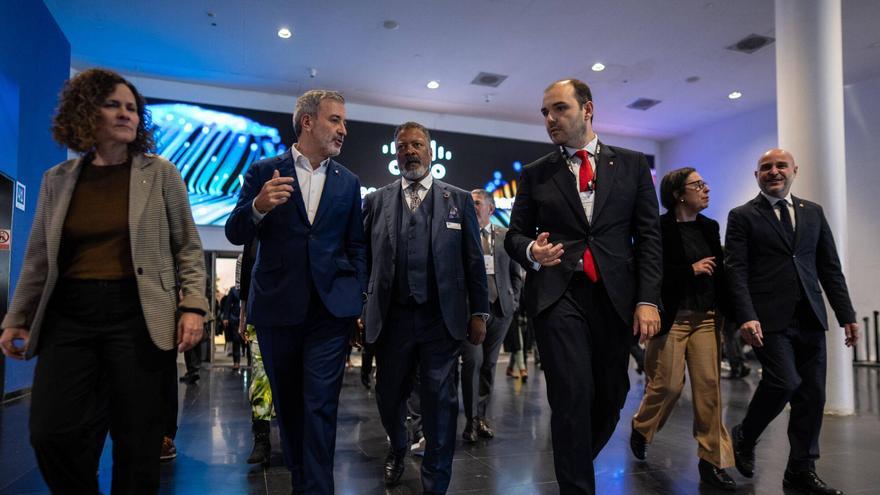El alcalde de Barcelona Jaume Collboni, el director del ISE Mike Blackman y el conseller de Presidència Albert Dalmau, en el ISE