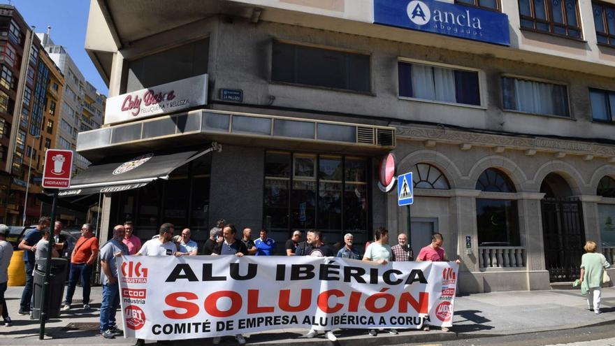 Trabajadores de Alu Ibérica protestan ante el bufete que defiende la impugnación de las indemnizaciones de Alcoa