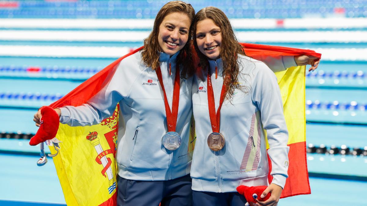 Las nadadoras españolas Nuria Marqués (i), plata y Tasy Dmytriv , bronce , con su medalla tras la prueba de los 200 estilos clase SM9 de los Juegos Paralímpicos de París en los Juegos Paralímpicos de París este jueves.