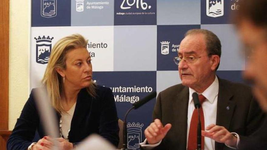 El alcalde y Carolina España el día que trataron la rebaja salarial.