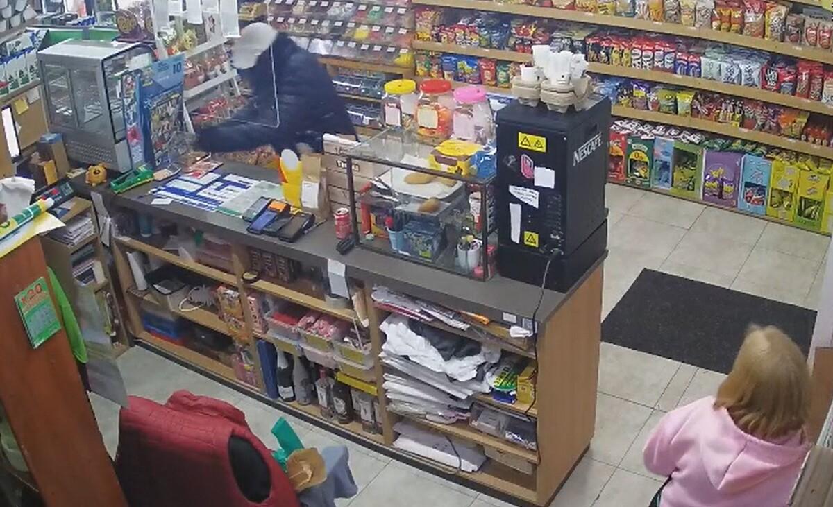 Momento en el que el ladrón, a la izquierda, se lanza a por el bote con dinero en Milladoiro