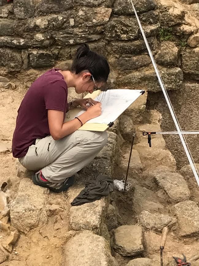 Una investigadora en el yacimiento.