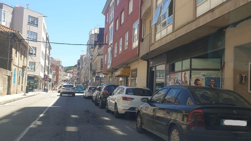 Coches ocupando casi al completo la parada de Pazos Fontenla, incluyendo un Seat León que estuvo varios días.