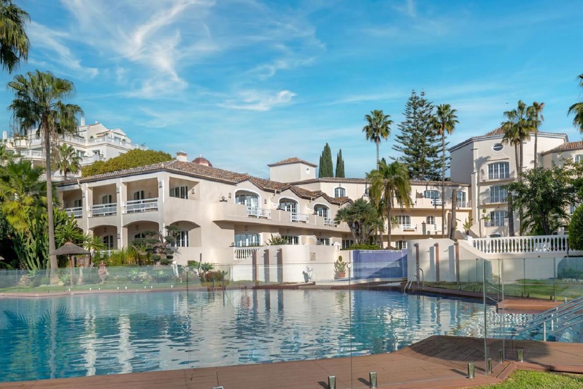 El hotel dispone de una icónica piscina infinity, fitness room y espacios pensados para pequeñas reuniones y encuentros privados.