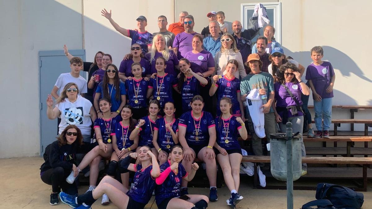 Las infantiles gandienses y sus familias celebran el éxito