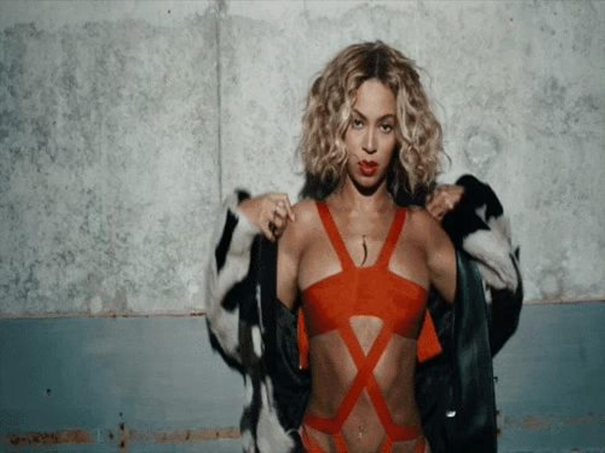 beyonce-bañador-abrigo