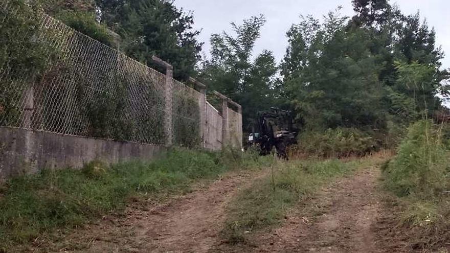 El tractor en la pista de Fontes en donde ocurrió el ataque . // S.A.