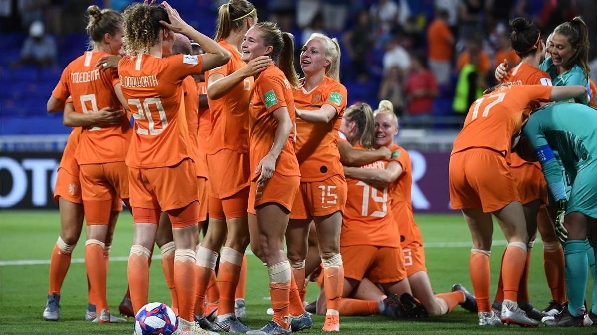 las jugadoras de Holanda festejan su victoria sobre Suecia y su pase a la final ante EEUU.