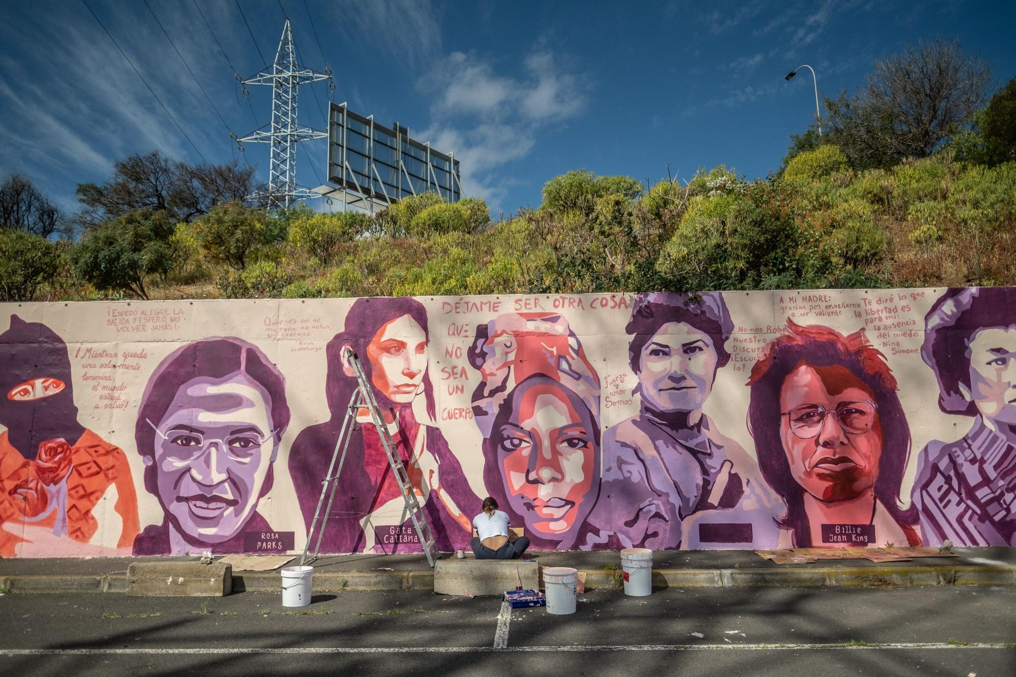 Jóvenes pintan un mural en La Laguna que fue vetado en Madrid