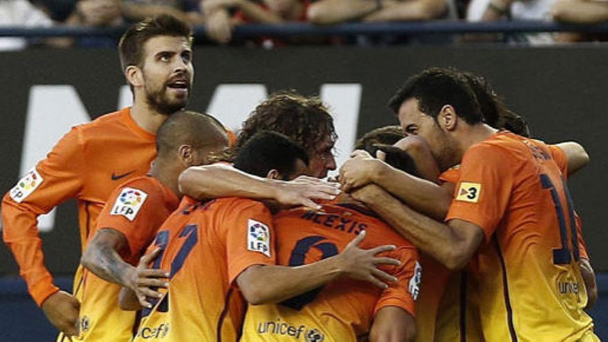 Puyol celebra con sus compañeros un gol ante Osasuna