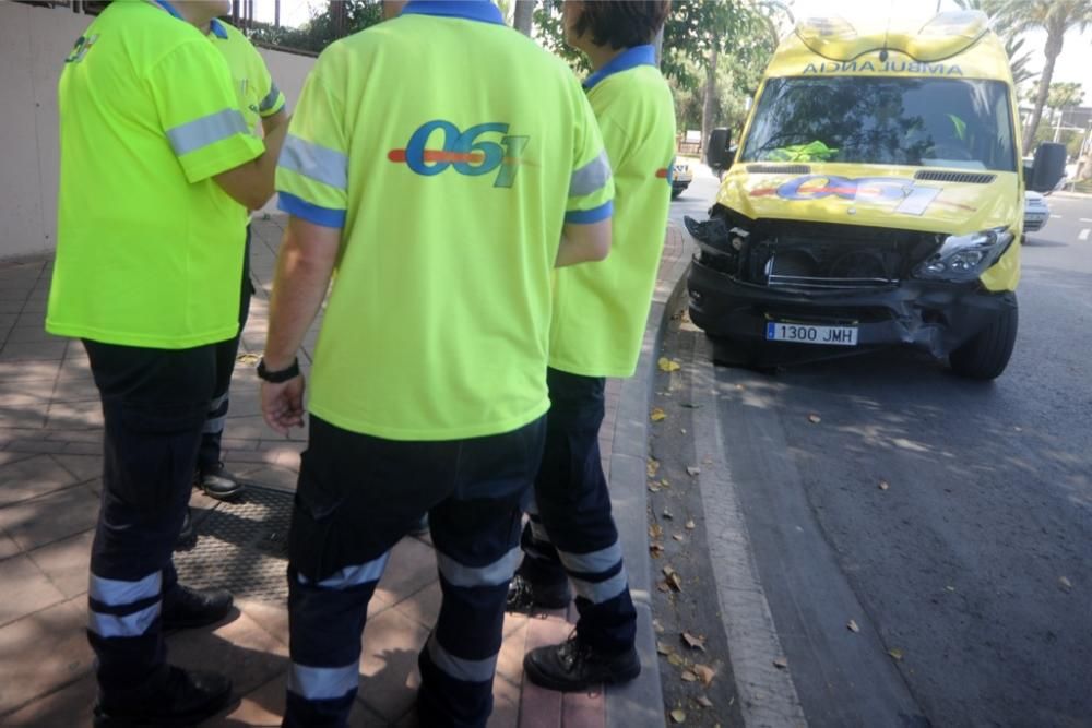 Una ambulancia choca contra un choque cuando iba d