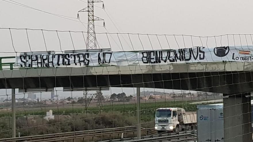 La pancarta colgada en uno de los puentes de la autovía.