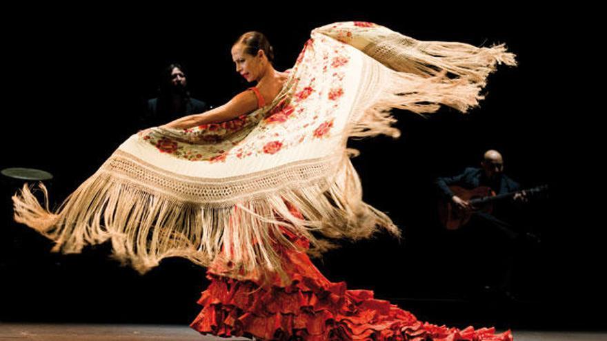La bailarina Aída Gómez (Madrid, 1967), moviendo la bata de cola.