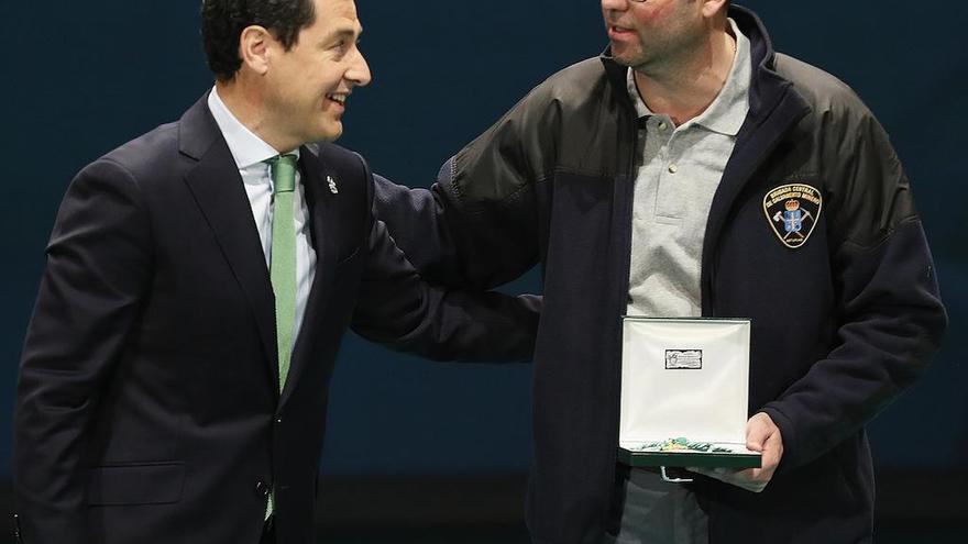 Juanma Moreno entrega la Medalla de Andalucía al representante de la Brigada de Mineros asturianos que participaron en el rescate de Julen, Sergio Tuñón.