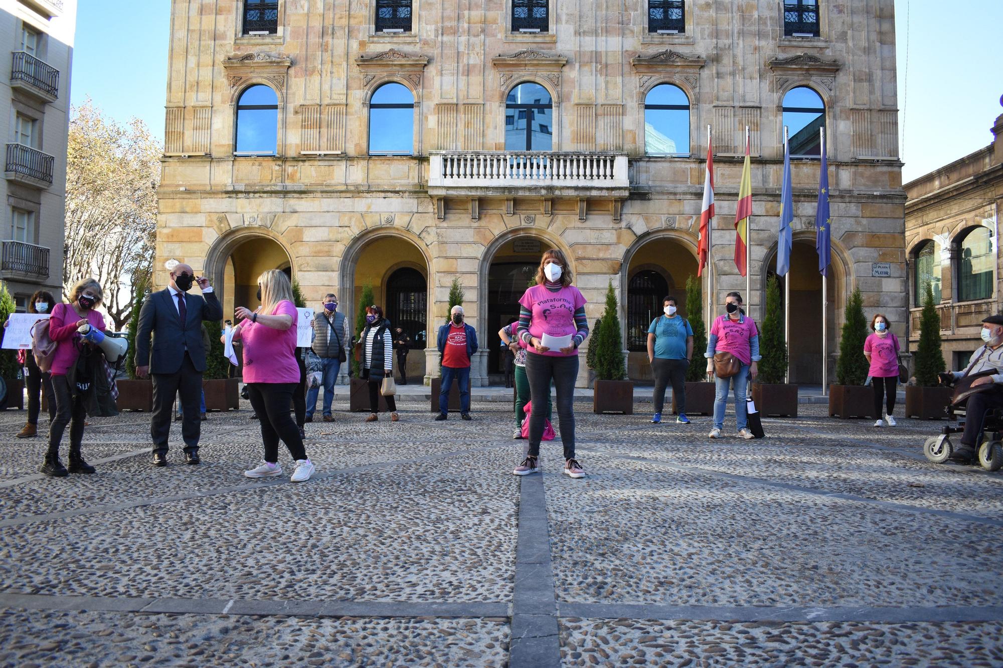 Manifestación de trabajadoras de ayuda a domicilio en Gijón