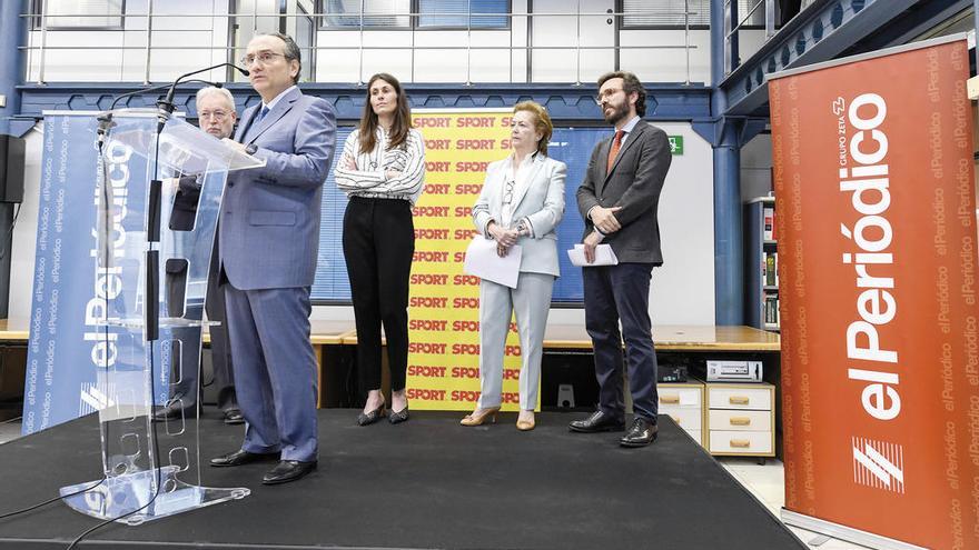 Javier Moll, presidente de Prensa Ibérica, se dirige a los profesionales del Grupo Zeta en Barcelona. Detrás, de izquierda a derecha, Joan Tapia, presidente del Comité Editorial del Grupo Zeta; Anna Cristeto, directora de &quot;El Periódico de Catalunya&quot;; Arantza Sarasola, vicepresidenta de  Prensa Ibérica, y Aitor Moll, consejero delegado de Prensa Ibérica.