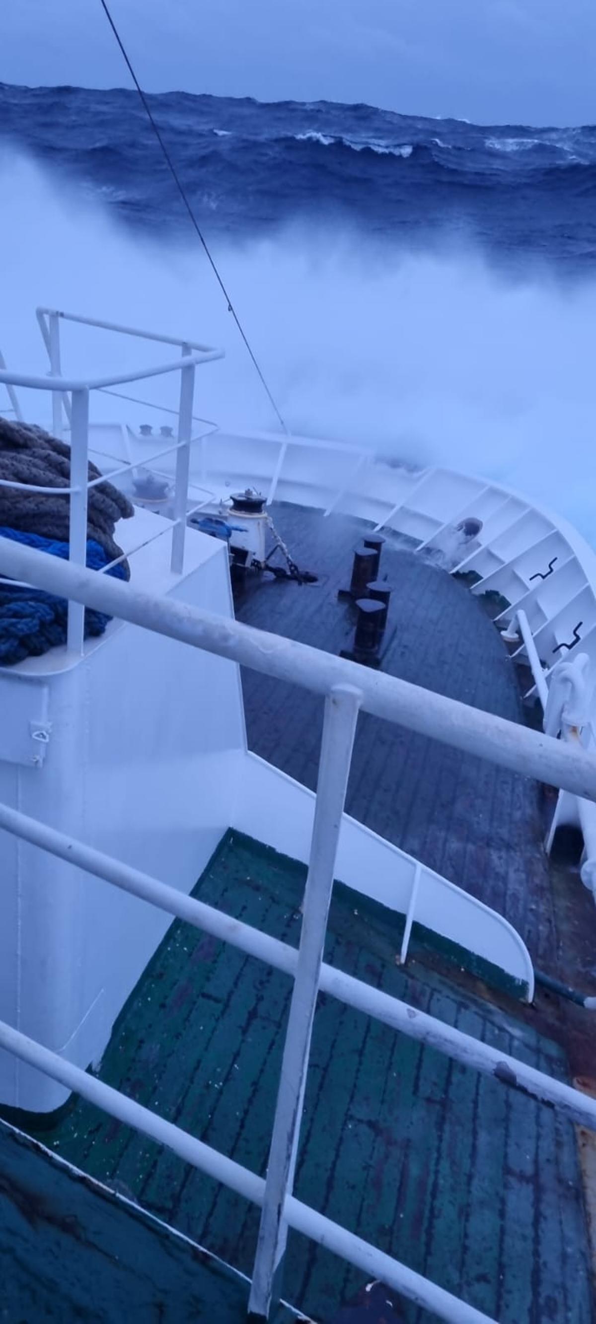 Pesquero, aproando una ola en el caladero de Terranova