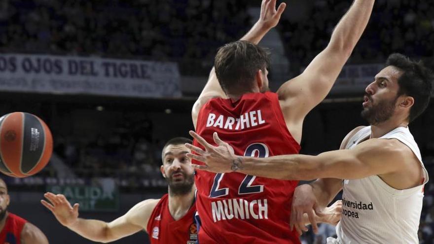 El base Facundo Campazzo (d) supera al ala pivot Barthel.