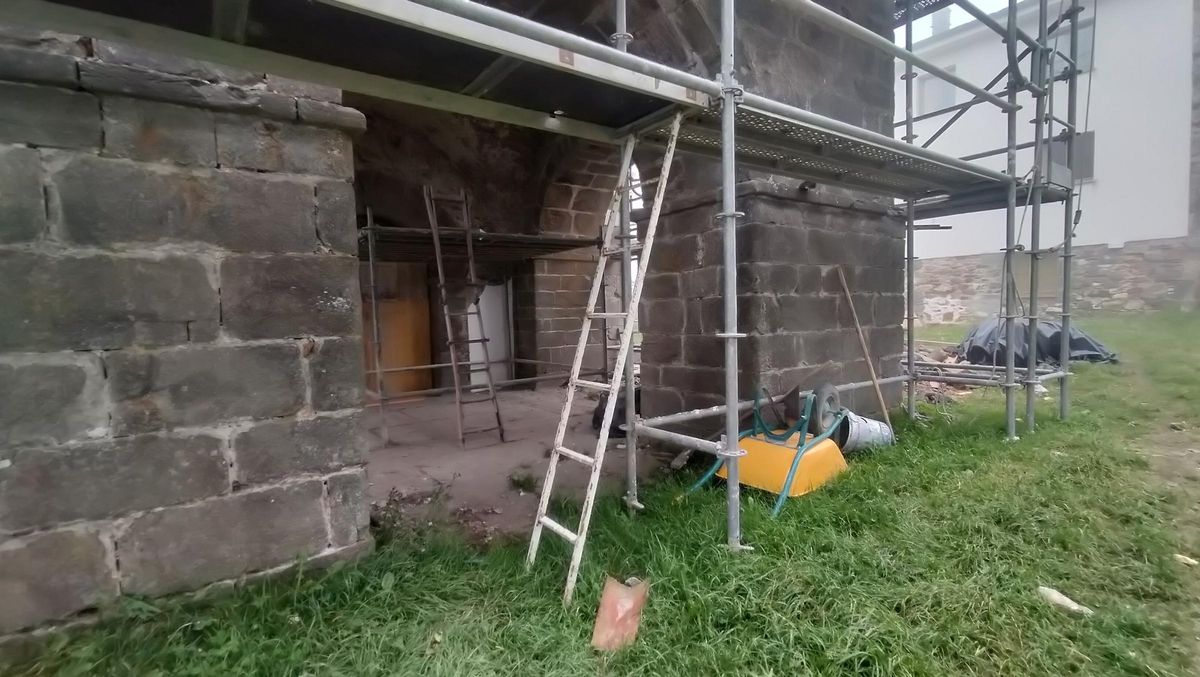 Una de las fachadas en obras.