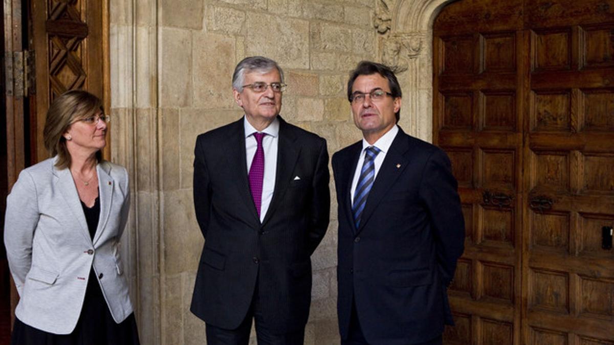 El fiscal general del Estado, Eduardo Torres-Dulce (centro), junto a Artur Mas y la 'consellera' de Justicia, Pilar Fernández Bozal, el pasado abril en el Palau de la Generalitat.