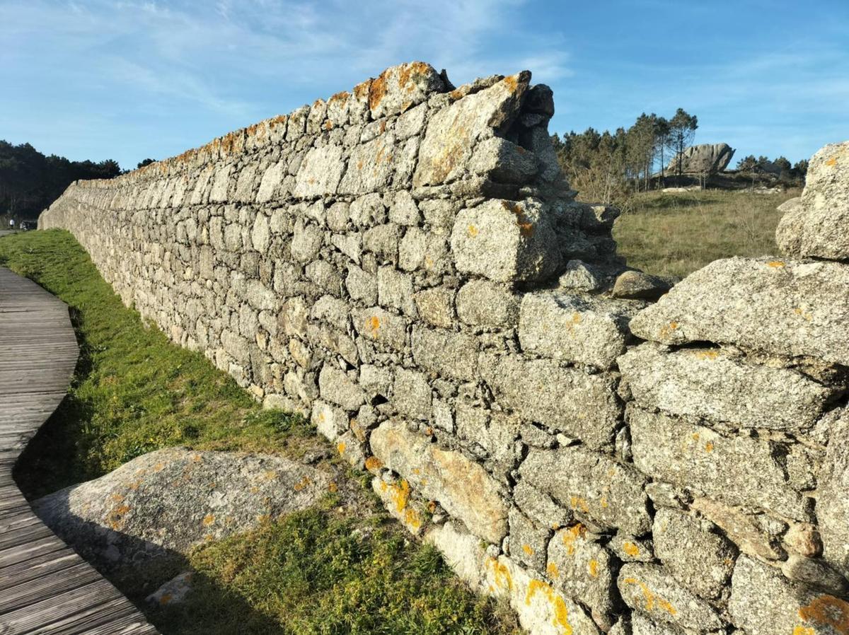 La muralla de Aguiño tiene unos tres kilómetros de perímetro y una altura de más de dos metros.
