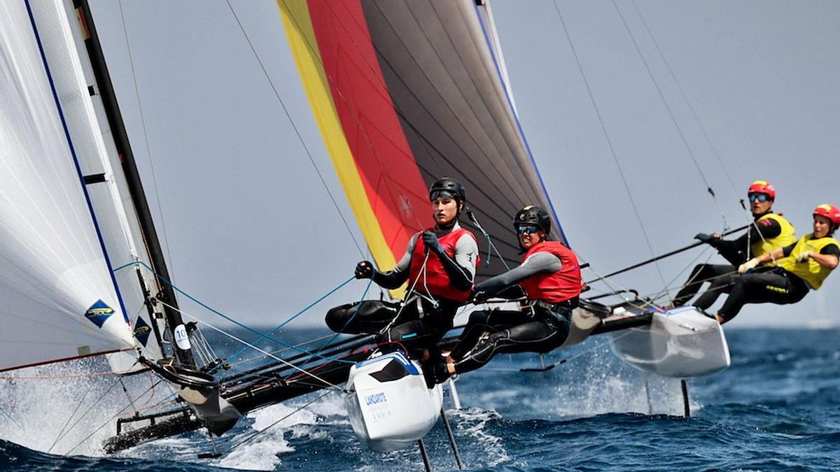 Florian Trittel, en primer lugar con chaleco rojo, junto a Tara Pacheco, a bordo de la nave de Nacra17 en las aguas de Lanzarote ayer. | | LP/DLP