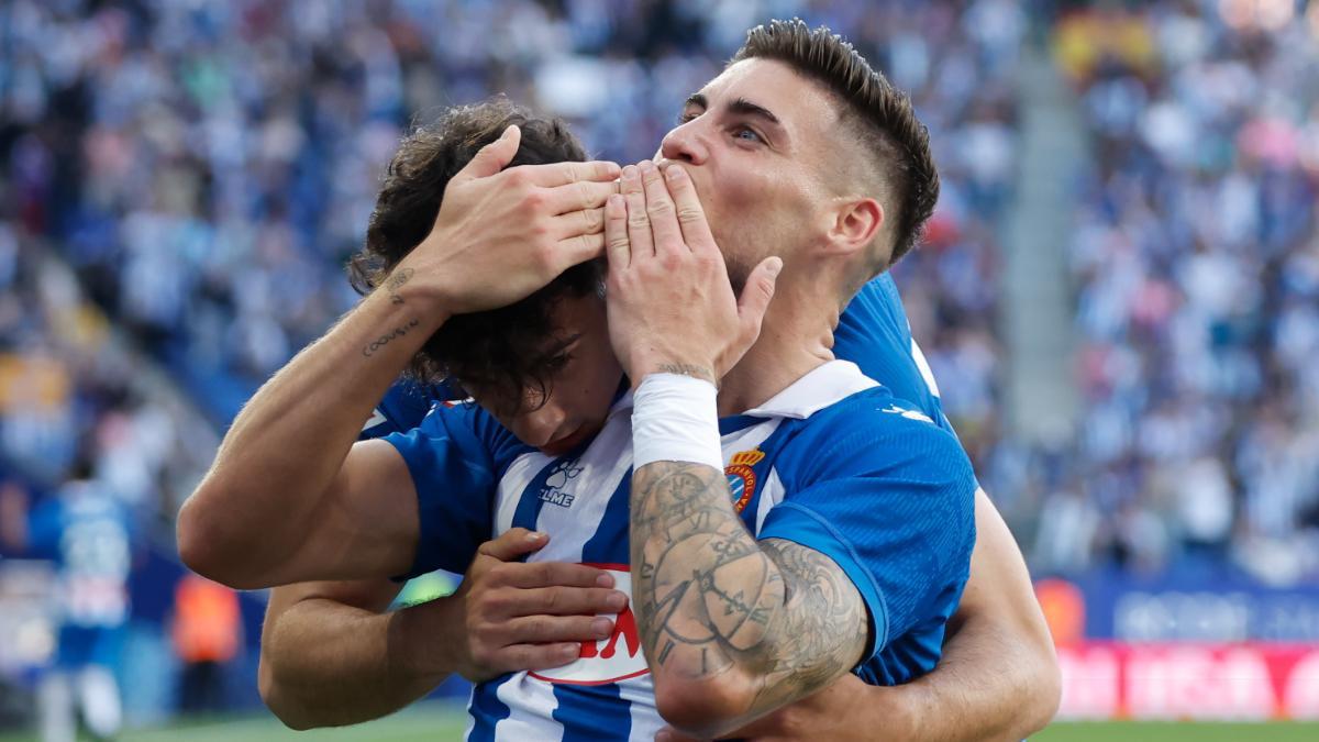Roberto Fernández celebra un gol con el Espanyol