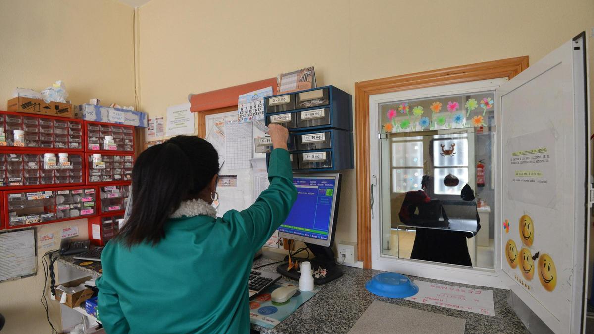 Una profesional de la UAD atiende a un usuario.