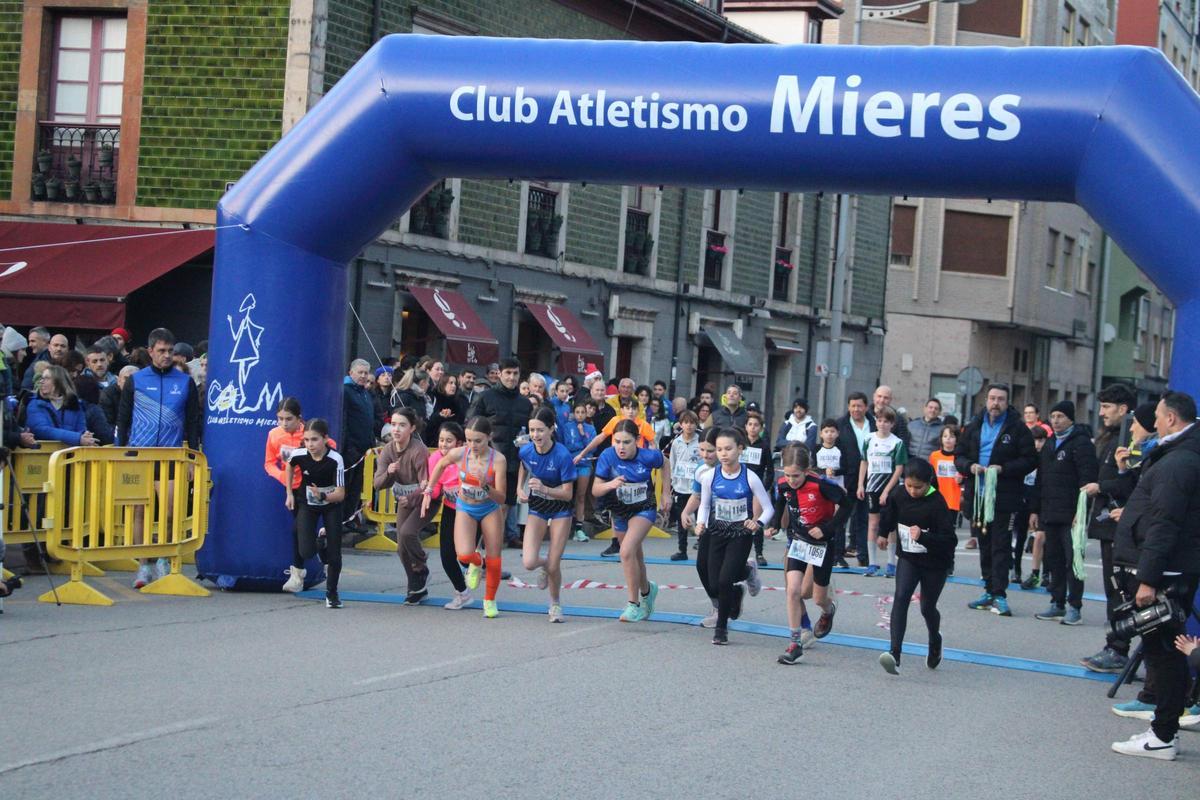 Todas las imágenes de la "San Silvestre" de Mieres: desde los más pequeños hasta los mayores, y con el "Grinch" siempre atento