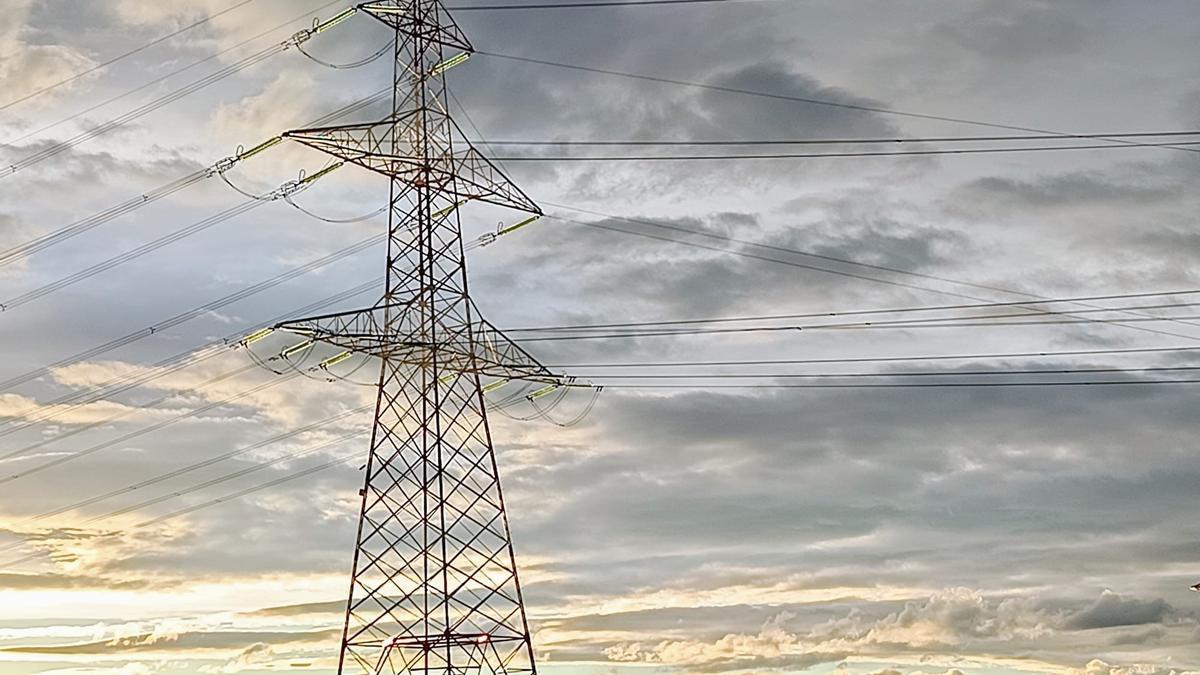 Una torre de la red de transporte de electricidad.