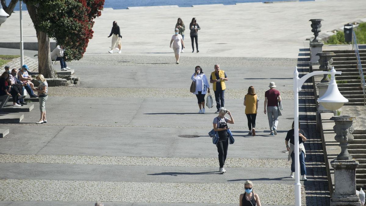 Viandantes en Riazor en una jornada soleada.