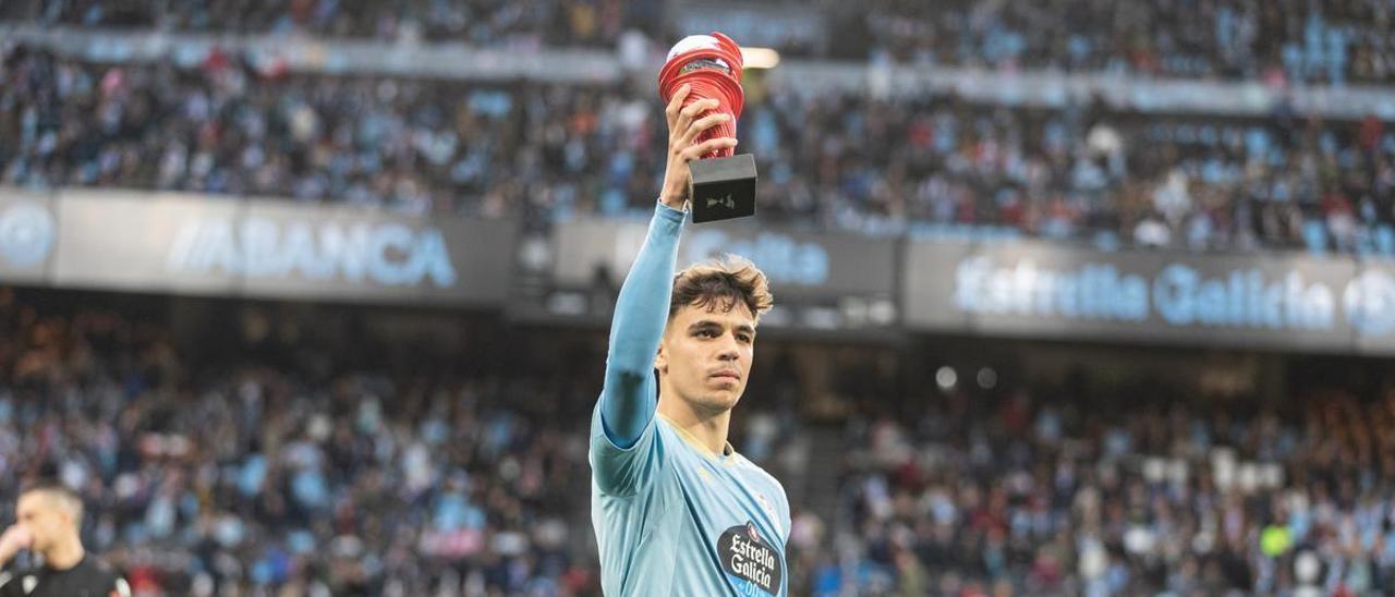 Gabri sujeta el trofeo de mejor jugador de febrero de la Liga.