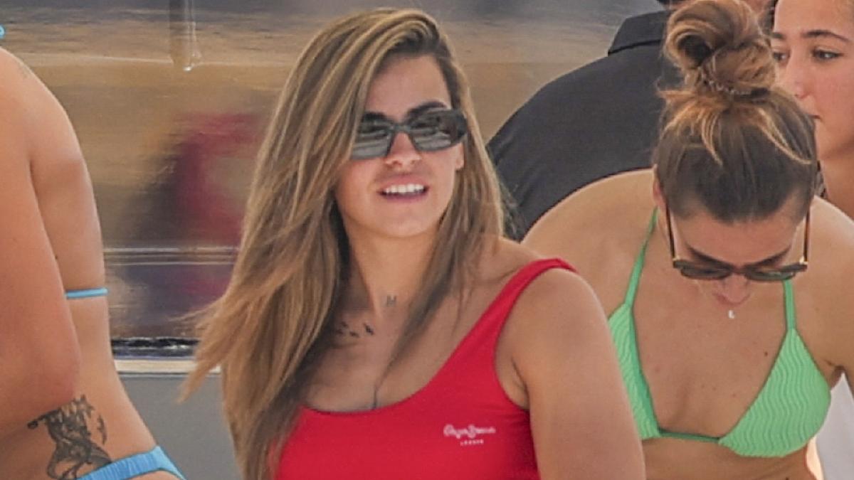 El bikini rojo de Misa Rodríguez está rebajado y puedes comprarlo aquí