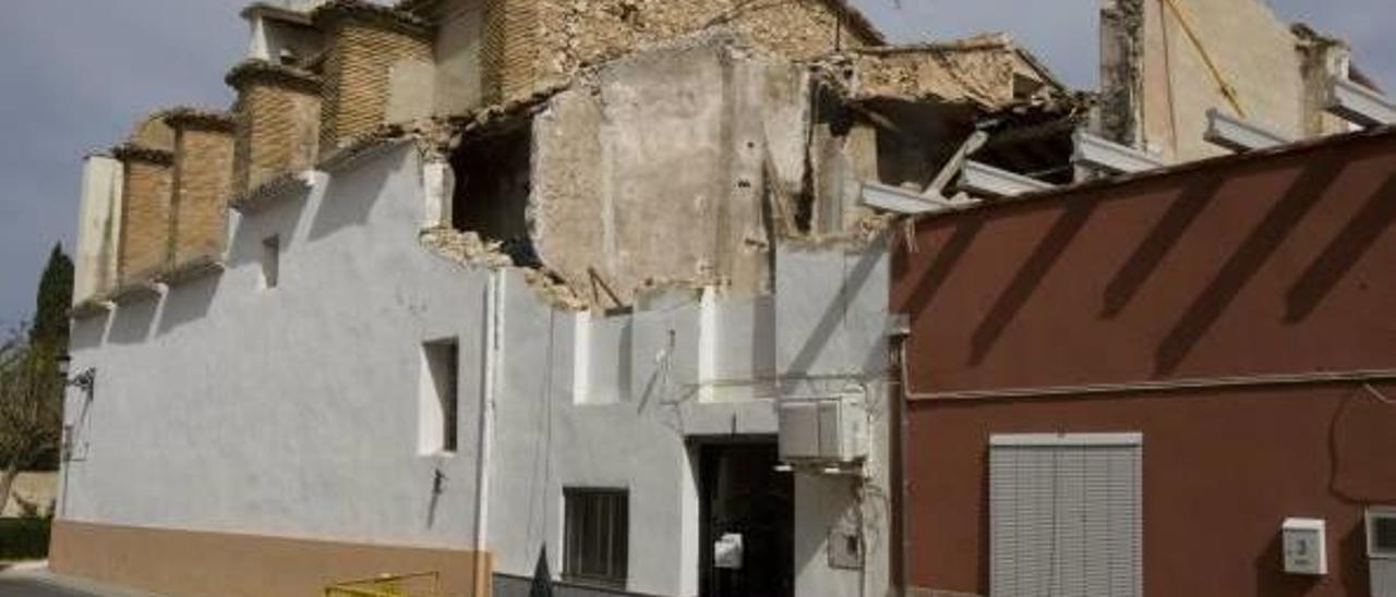 La ruina de una casa en Vallés desaloja a una familia desde enero y amenaza la iglesia