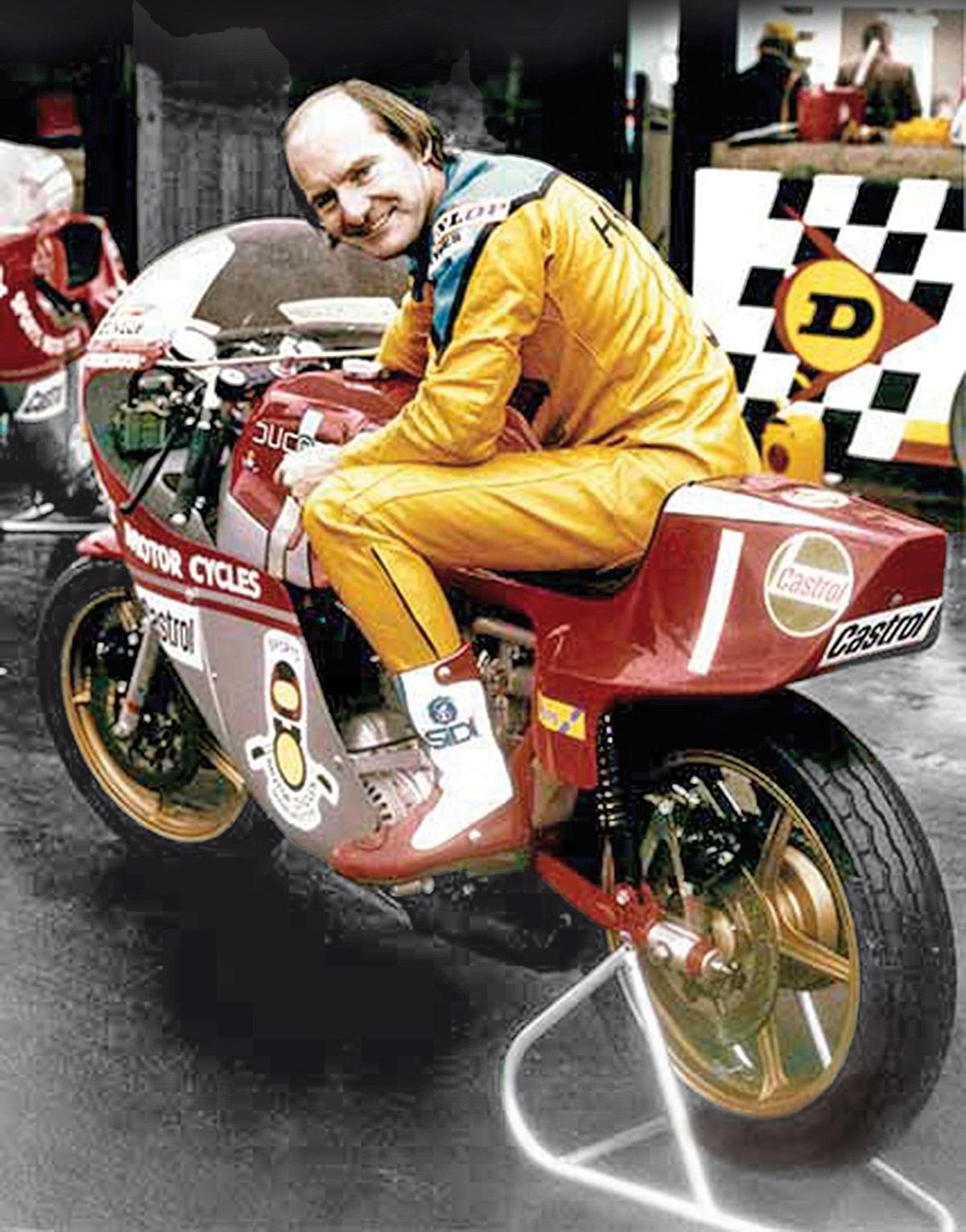 Mike Hailwood, sobre una de sus motos.